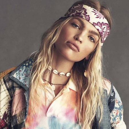 24 outfits that look even better with a head band.